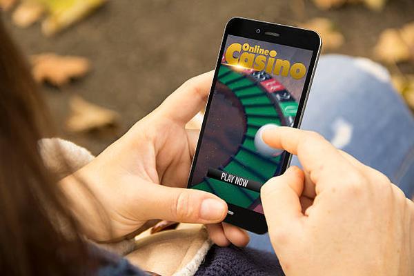 Explore Professional Live Dealer Tables through the best online casino sites Singapore for Gamers
